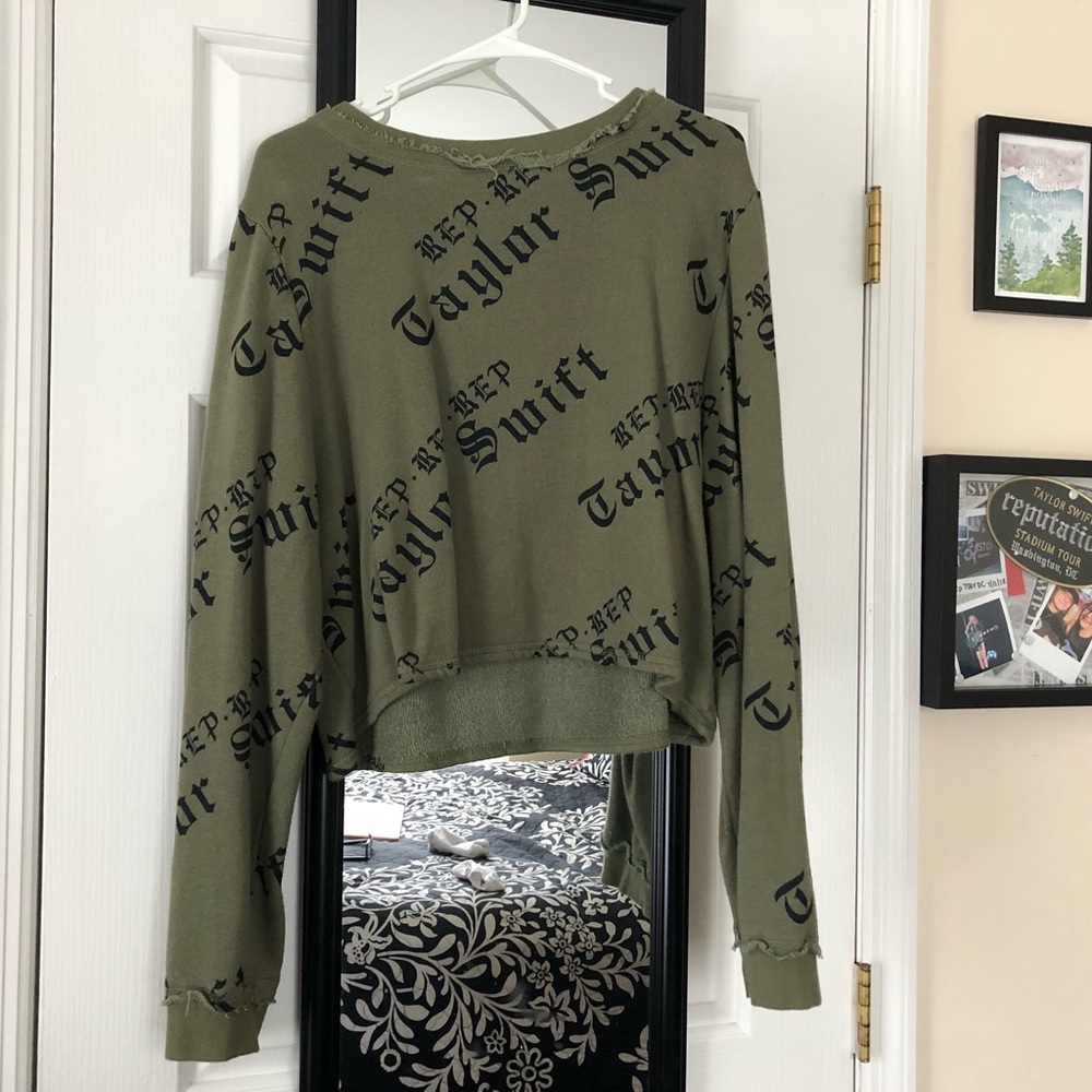 Taylor Swift green rep cropped sweatshirt